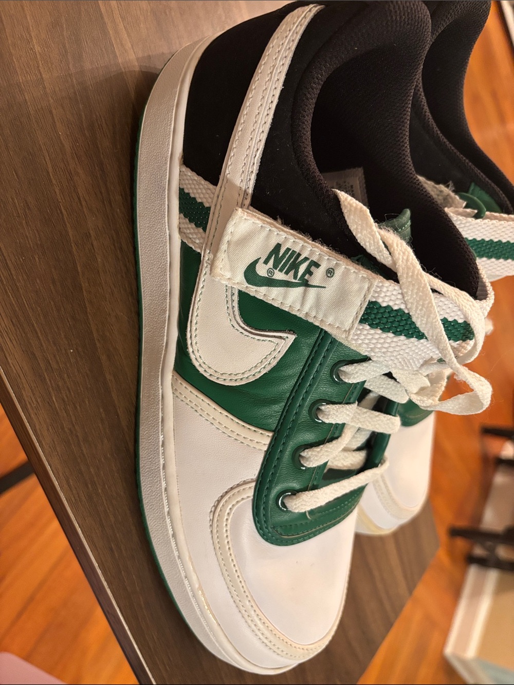 Nike vandal White & Green Low-Top Sneakers with Black Collar